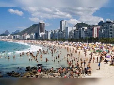 Imagem ilustrativa da imagem Mais de mil pessoas foram resgatadas no mar de Copacabana na virada do ano no Rio