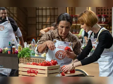 Rachel Sheherazade e Julianne Trevisol preparam a massa