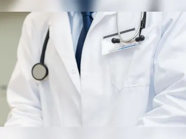 Uma câmera de segurança registrou o momento em que os suspeitos chegam de carro em um sítio