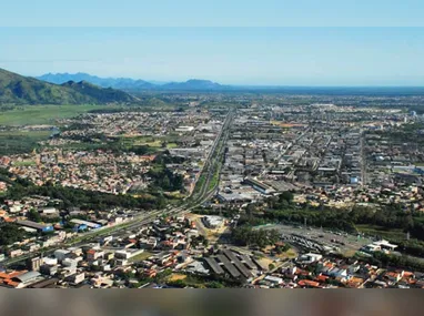 Carreta ficou atravessada na pista após acidente