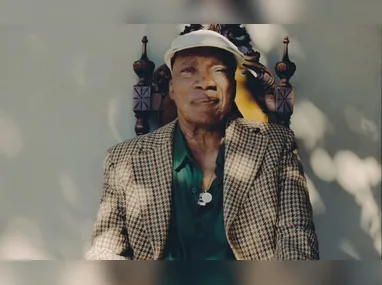 Atriz reuniu imagens de diferentes fases da vida ao lado do pai