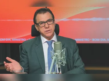 Passageiro aguarda em aeroporto voo atrasado: recurso da Azul em relação à aplicação do Código do Consumidor