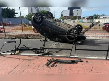 Carreta transportava um bloco de granito que se desprendeu da carroceria e caiu na pista