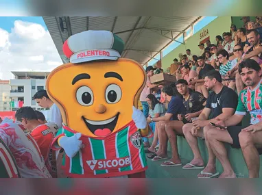 Breno Melo, meio-campista do Rio Branco, domina a bola e é marcado por Jorge Mendes, da Desportiva