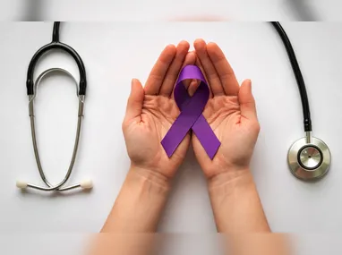 Paciente aplica o medicamento: médicos 
dizem que é importante priorizar a compra em farmácias de confiança