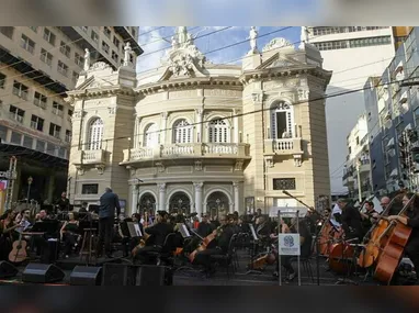 Amigas não perderam nenhum momento da apresentação