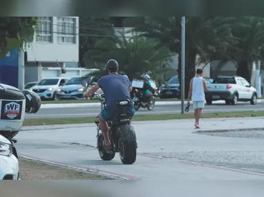 Paola Trovões, 46, Allan Fabiano Moreira, 48, e os filhos Beatriz, 13, e Miguel, 14