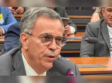 Em outra imagem divulgada nas redes sociais, o garoto aparece fazendo um gesto similar à saudação nazista "Heil Hitler"