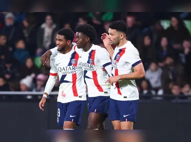 O astro do futebol argentino Lionel Messi caminha com um menino ao chegar ao Estádio Salt Lake, em Calcutá, na Índia, neste sábado, 13 de dezembro de 2025