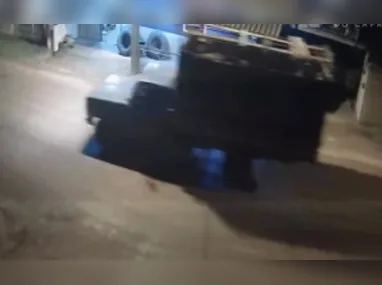 Veículo atingiu um ponto de ônibus, quebrando vidros e amassando a estrutura metálica