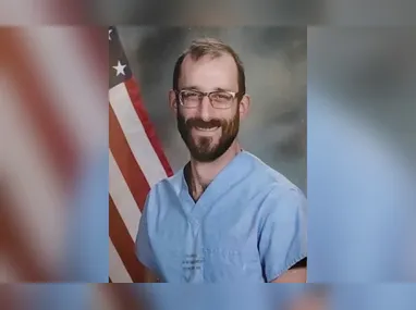 Imagem ilustrativa da imagem Pais de enfermeiro morto pelo ICE afirmam que governo diz "mentiras repugnantes"