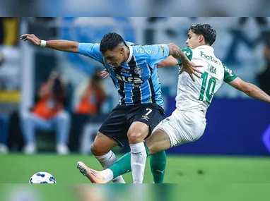 Imagem ilustrativa da imagem Palmeiras toma a virada, perde para Grêmio e título fica quase impossível