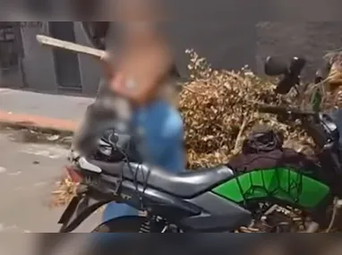 Imagem ilustrativa da imagem Passageira agride motociclista de aplicativo com pauladas em Vila Velha