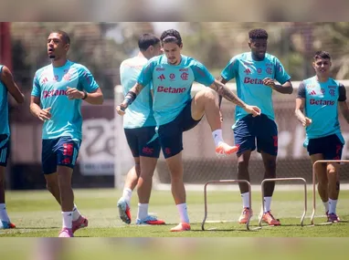 Imagem ilustrativa da imagem Pedro treina no campo e aumenta chances de estar em campo na final da Libertadores