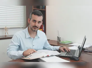 Ônibus com o adesivo indicando a paralisação prevista para terça-feira