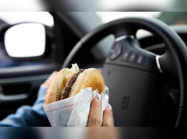 Imagem ilustrativa da imagem Pode comer e beber ao volante? E dirigir de chinelos? Tire dúvidas antes de viajar