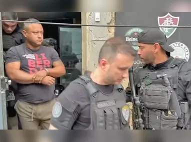 O impacto foi tão grande que desintegrou o muro do lado da casa e os destroços foram espalhados até o outro lado da avenida