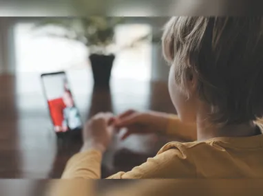 Foram apreendidos celulares e cartões de memória com indícios de manter material ilícito na residência do suspeito