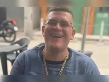 Na vistoria, os policiais encontraram um compartimento oculto na lateral do porta-malas, encoberto por forro