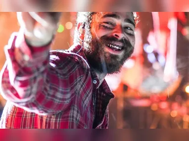 Dua Lipa estava no clássico Fla-Flu nesta quarta-feira, no Maracanã