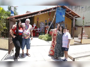 Ônibus com o adesivo indicando a paralisação prevista para terça-feira