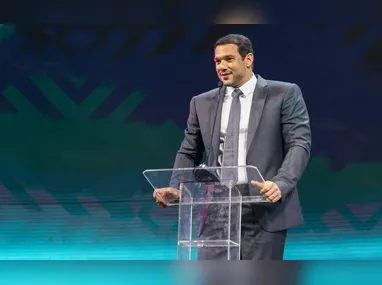 Patrick é abraçado pelos companheiros de equipe. O atacante balançou a rede três vezes contra o Capixaba