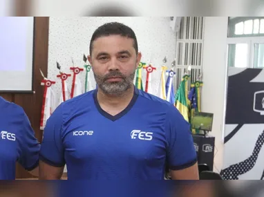 Alexandre, jogador do Pouso Alegre, celebra seu gol contra o Cruzeiro