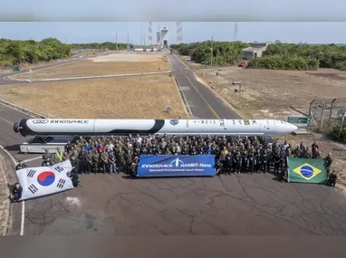 Foguete HANBIT-Nano, da start-up espacial Innospace, posicionado na plataforma do Centro de Lançamento de Alcântara