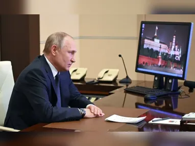 Durante a operação de resgate realizada pelos bombeiros, outra parte da torre desabou, levantando uma nuvem de fumaça