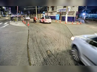 Líder comunitário do bairro Universal, Gedeon Franco  mostra trecho da BR-101: novos radares, com velocidade máxima limitada a 60 km/h no local, serão instalados pela concessionária Ecovias