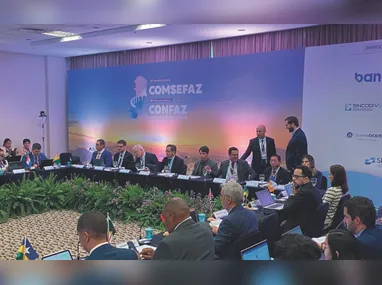 Empreendedora olha site do MEI em Ação: medidas incluem ações de tecnologia, governança, capacitação e apoio direto aos microempreendedores