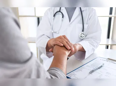 Casagrande sancionou a lei ao lado do secretário de Estado da Educação, Vitor de Ângelo