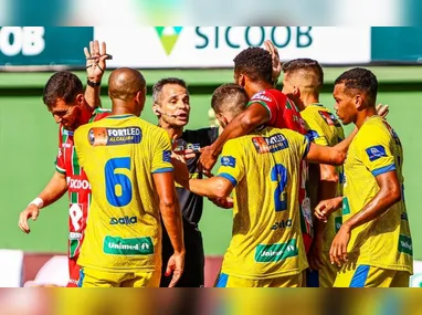 Patrick é abraçado pelos companheiros de equipe. O atacante balançou a rede três vezes contra o Capixaba