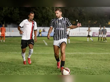 Rafael Soriano sorridente durante treinamento do Vitória. Ele deseja a presença da torcida no Salvador Costa