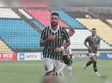 Pedro Zanette, goleiro da Desportiva, defendeu o chute de Patrick, do Vitória, quase na linha da grande área