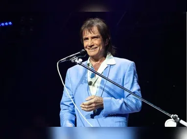 O camisa 10 do Santos usou uma jaqueta puffer branca e rosa, com o capuz cobrindo sua cabeça, e uma balaclava lilás para esconder o rosto