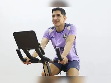 Lucas Villalba foi apresentado ontem como novo reforço do Botafogo