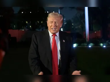 Oficiais de segurança investigam o local onde um carro explodiu em Nova Delhi, na Índia, nesta segunda-feira (10), resultando na morte de ao menos oito pessoas e deixando mais de 30 feridos