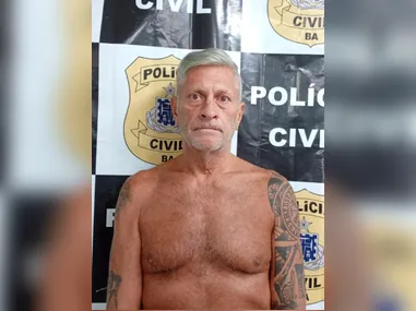 O homem, que não teve a identidade revelada, foi tirado do mar por bote inflável e moto aquática