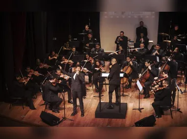 Portão de entrada do novo Teatro com detalhes dourado trazendo elegância, sofisticação e presença