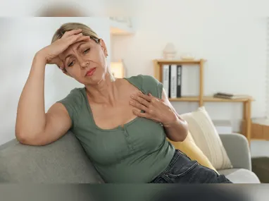 Imagem ilustrativa da imagem Sintomas da menopausa pioram durante o verão; veja dicas para reduzir o desconforto