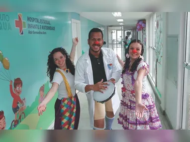 Jovem exposta ao sol: calor extremo pode fazer com que o  organismo sinta alguns efeitos, segundo especialistas