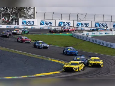 Caio Collet, de 23 anos, estreia como piloto titular em tempo integral da equipe AJ Foyt (carro em destaque)