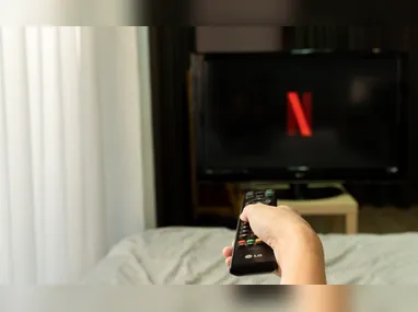 Imagem ilustrativa da imagem Streaming está caro? Preços triplicaram desde estreia da Netflix no Brasil