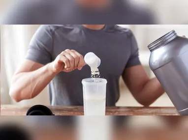 Médicos durante cirurgia robótica: procedimento estará disponível no País a partir de abril de 2026