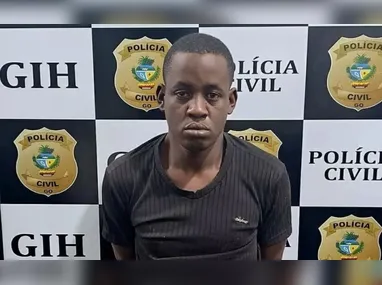 O suspeito teria batido na companheira, que está grávida, após ela receber uma ligação