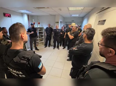 Imagens compartilhadas nas redes sociais mostram que, após a colisão, a carreta saiu da pista e caiu em um barranco às margens da rodovia