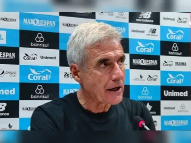 Patrick é abraçado pelos companheiros de equipe. O atacante balançou a rede três vezes contra o Capixaba