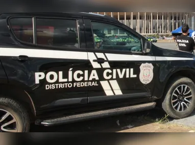 Durante a visita da PM, a mãe colocou um papel no bolso da camisa da amiga