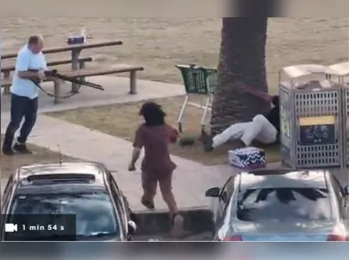 Momento em que o homem desarma atirador